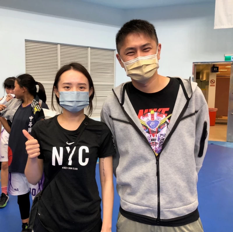 游宸翔與中華國中女籃隨隊教師前HBL北市陽明後衛鄭亦軒合作愉快。大會提供