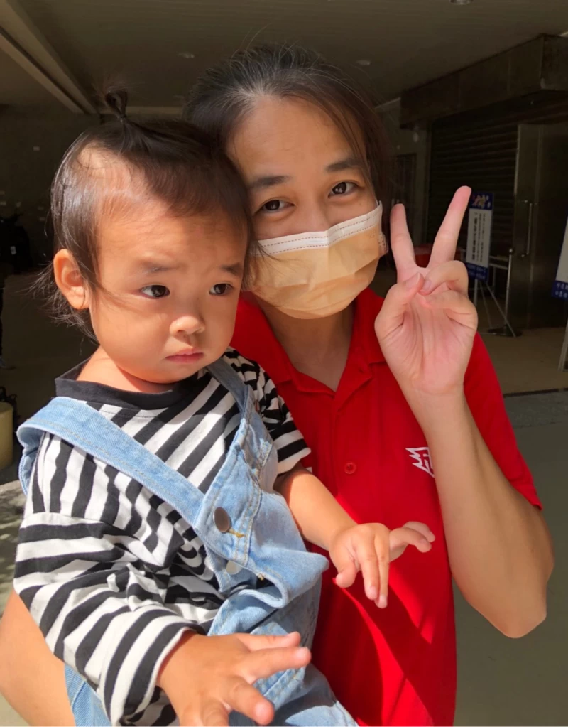 鹽埔女籃教練黃巧凌與從小耳濡目染的2歲寶貝女兒。大會提供