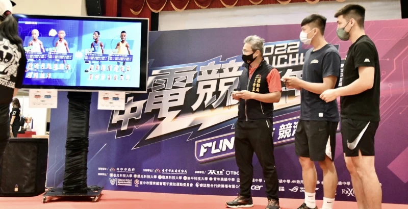夢想家籃球員與李局長共同參與遊戲。(台中運動局提供)