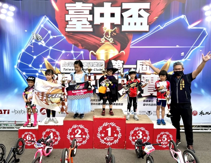 運動局長李昱叡頒獎,本屆賽事報名者為2 10歲的小騎士。(台中運動局提供)