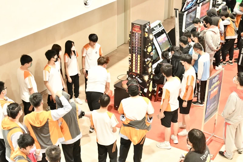 現場民眾體驗各項電競周邊活動。(台中運動局提供)