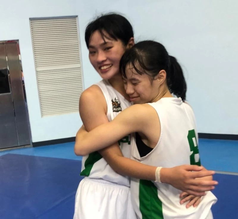 高苑OT勝苗商飆8外線34分的姚亭亘 (右)與12分13籃板雙十的劉妤琳互擁。大會提供