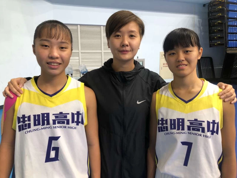 忠明教練柳內惠茹與唯二高三雙一姊廖品涵左陳美秀。大會提供