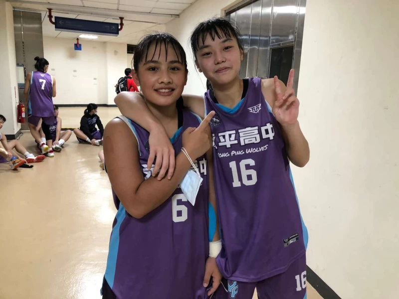 湯沛晨右拿15分8籃板力克苗商後與麻吉後衛翁婕怡合體。大會提供
