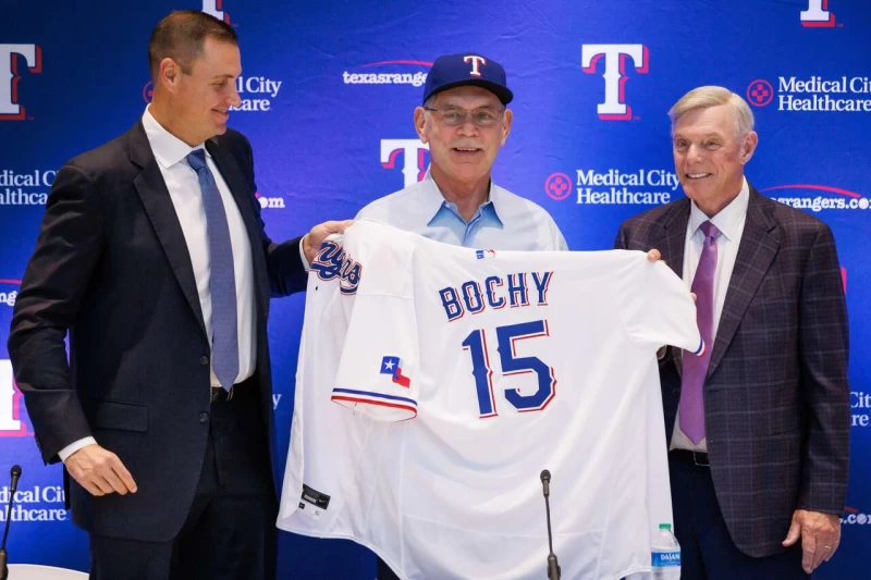 遊騎兵總管楊恩（Chris Young）聘請球員時期就曾合作過的三冠教頭波奇（Bruce Bochy，中）重出江湖，執掌球隊兵符。摘自遊騎兵推特