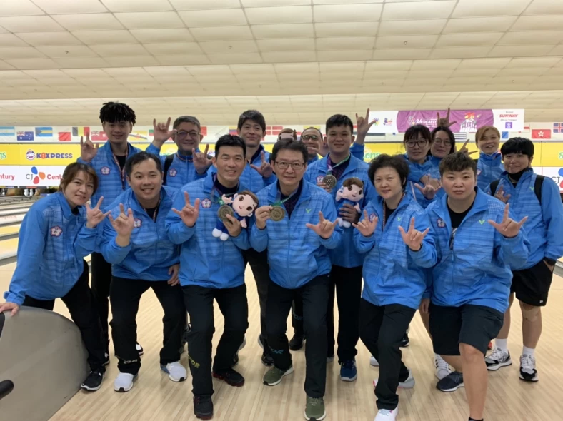 林呈恩(前排左3)、謝盛福(前排左4)和陳建豪(後排右5)聯手拿下聽奧保齡球男子三人賽銅牌 。體育署提供
