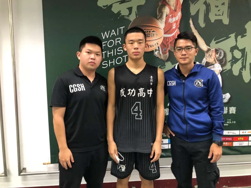 成功高三優質隊長吳承濬與教練蔡君豪(右)、助教郭修宏。大會提供