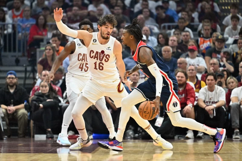 騎士板凳前鋒Cedi Osman(左),4戰場上正負值是+7、+41、+3與+5,可以說是全隊最高數據。法新社