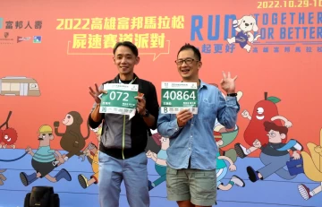 選手拿到號碼布後先自拍。高雄運發局提供