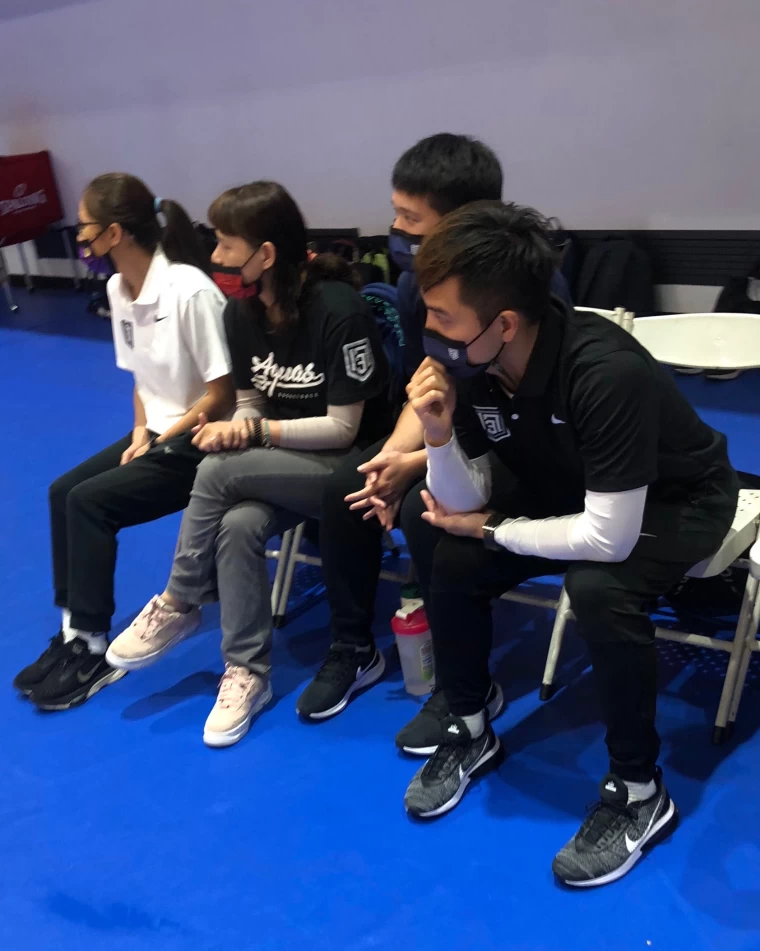 137體系三民CEO掌門人謝玉娟(左二)、教練廖哲億右師徒配。大會提供