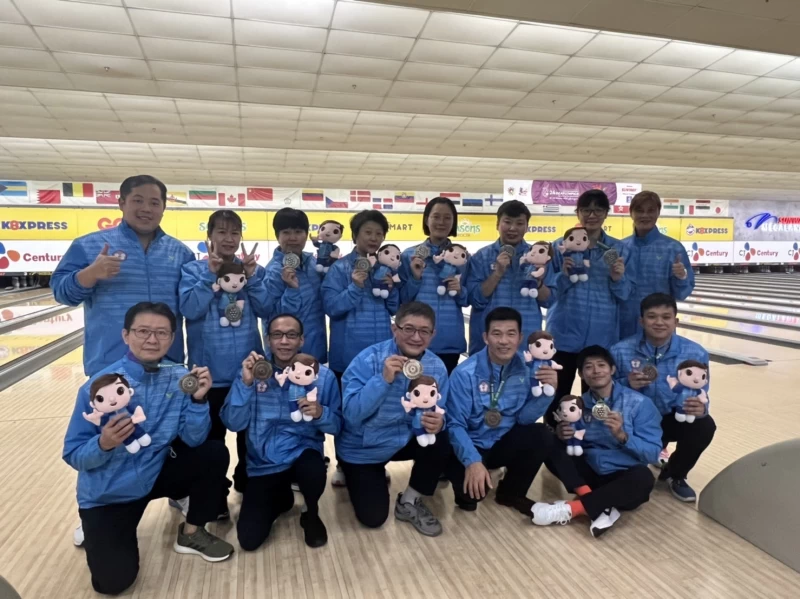 我國保齡球代表隊勇奪第24屆聽奧保齡球男子團體賽銅牌及女子團體賽銀牌。體育署提供