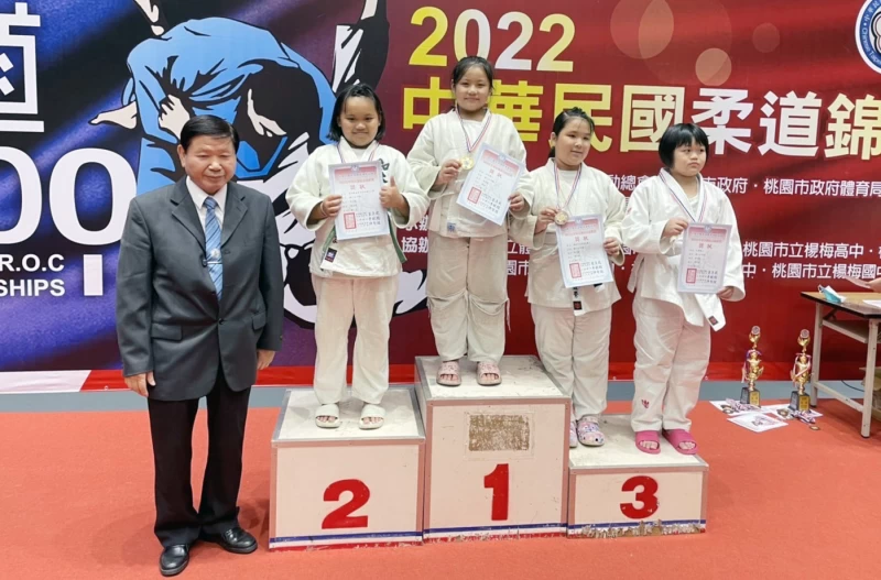 花蓮柔道小將勇奪6金5銅佳績上台接受表揚。教練黃志強提供
