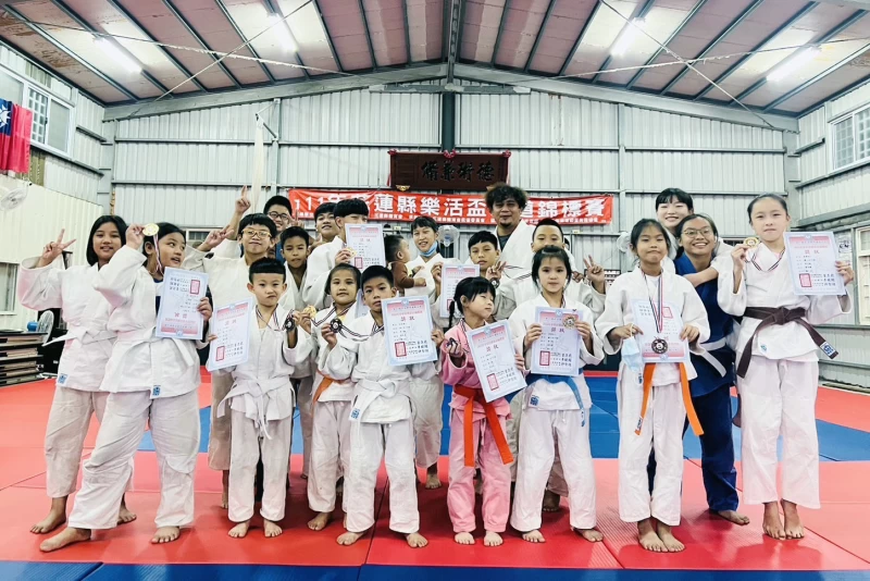 2022中華民國柔道錦標賽花蓮獲獎選手賽後合影。教練黃志強提供