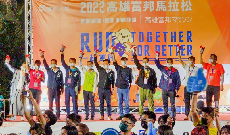 暌違兩年高雄富邦馬開跑,貴賓鳴槍。高雄運發局提供