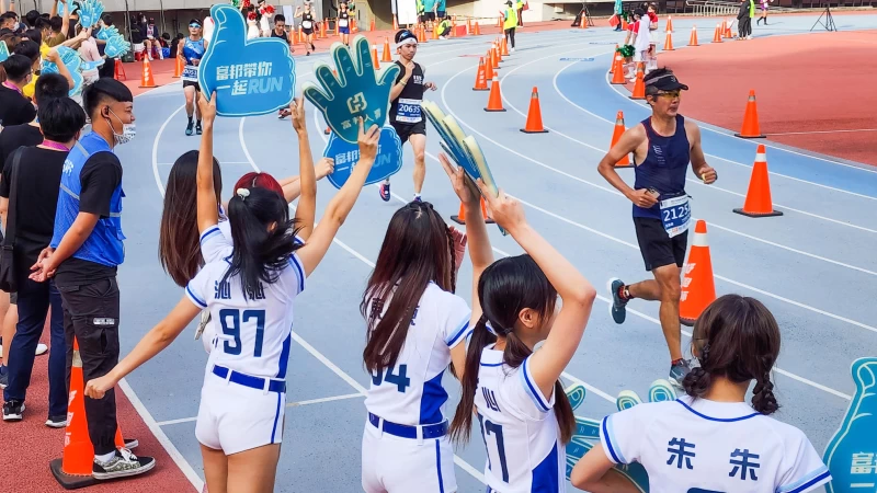 高雄富邦馬最後熱烈迎接完賽的選手。高雄運發局提供