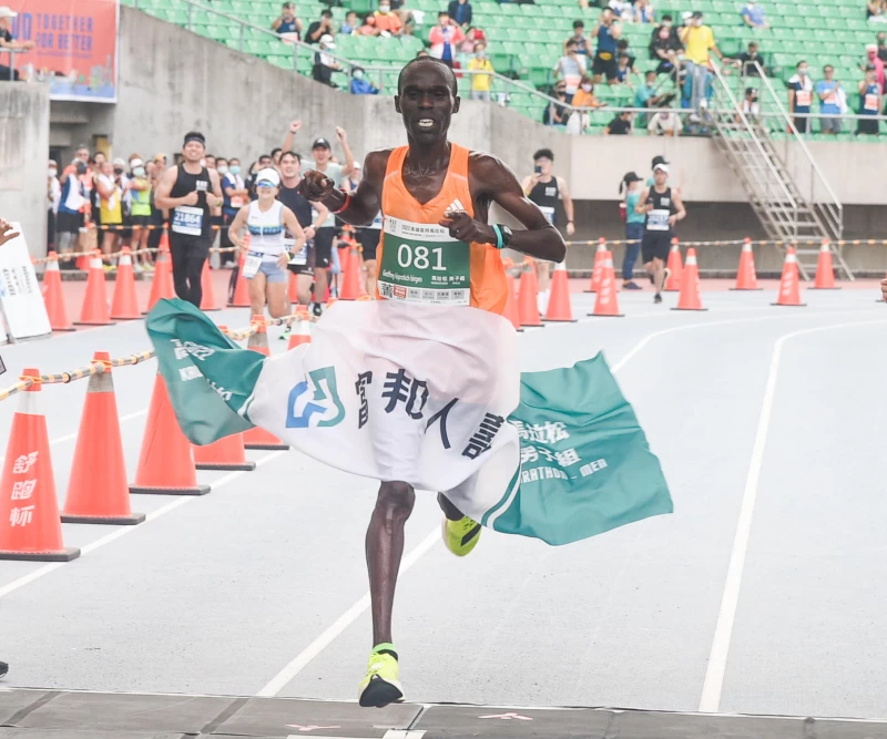 全馬男子組冠軍由來自肯亞的Geoffrey Kiprotich Birgen(傑佛里)以2小時21分19秒拿下,抱走30萬元獎金。高雄運發局提供