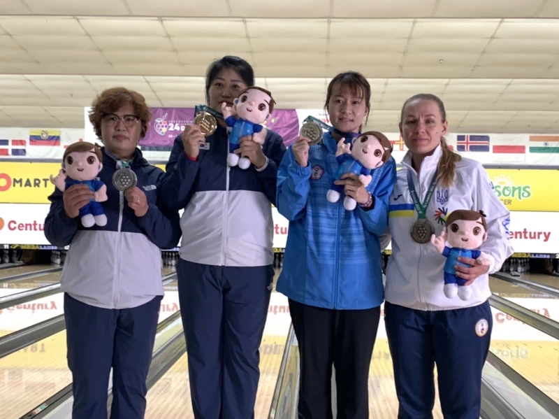 保齡球女將林香孜(右2)奪下第24屆聽奧保齡球女子盟主賽銅牌。體育署提供