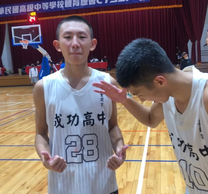 三分球22投中6攻下23分含第四節壓哨追平的成功冷面殺手盧培源,接受隊友 give me five。大會提供