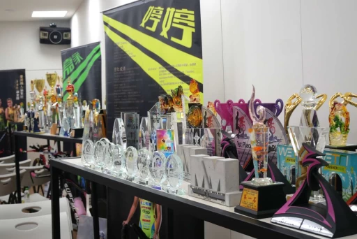 現場展示「張家班」大大小小的獎盃。詹健土攝