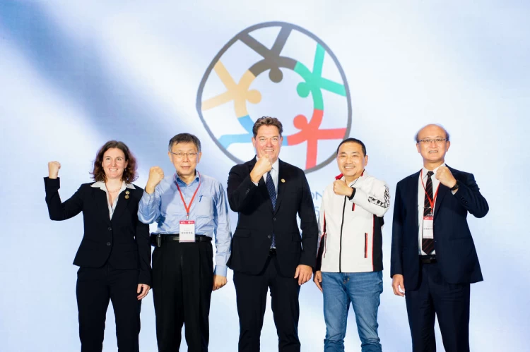國際壯年運動總會IMGA執行長Mr. Holm(中)來臺授旗雙北合辦2025世壯運值得期待。官方提供