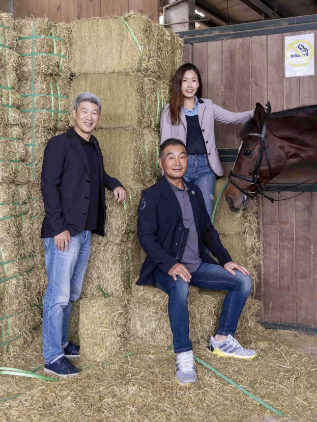 左起國際馬術總會副會長 Jack 黃啟芳,中華民國馬術協會理事長許安進,中華民國馬術協會理事于長君。照片提供林馬具