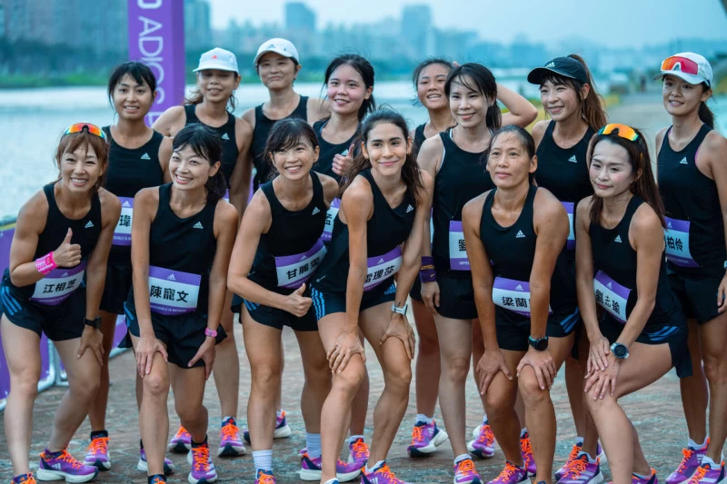 跑者穿著今年adidas旗下最高技術的革命性跑鞋ADIZERO ADIOS PRO 3,由雷理莎及配速團隊帶領跑者一起通過5公里終點線賽後大合照。adidas提供