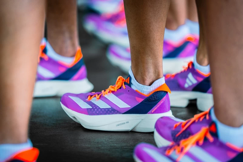 多位都會女性跑者齊聚WITH WOMEN WE RUN adidas女力5K體驗賽,穿著adidas Adizero Adios Pro 3炫彩紫新色,一同享受跑步的暢快。官方提供