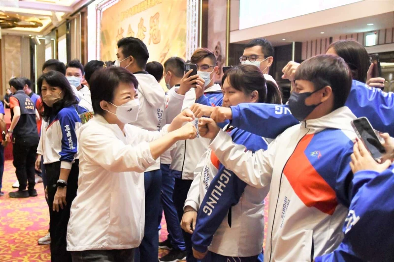 盧秀燕向台中代表隊運動員致意。(台中運動局提供)