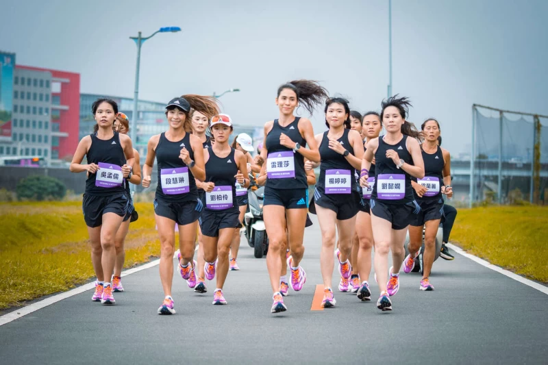 With Women We Run 5K體驗賽在基隆河畔左岸登場,從麥帥二橋下到大佳河濱公園這是一場專屬女性跑者的盛會。adidas提供