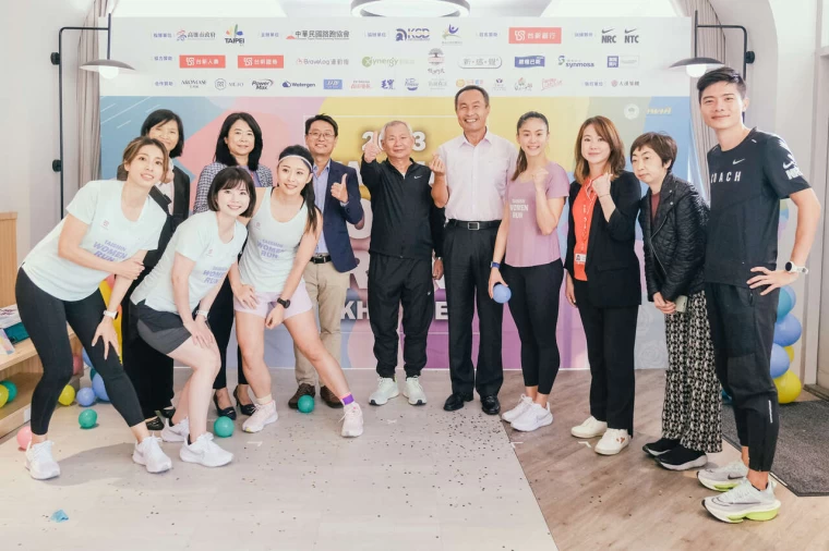 睽違一年多台新女子路跑回來了現場與會來賓一同合影宣告賽事報名啟動。官方提供