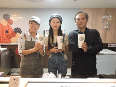 林家文(中)賣珍奶 和梁店長(左)、教練鄭偉揚。蔡再基提供