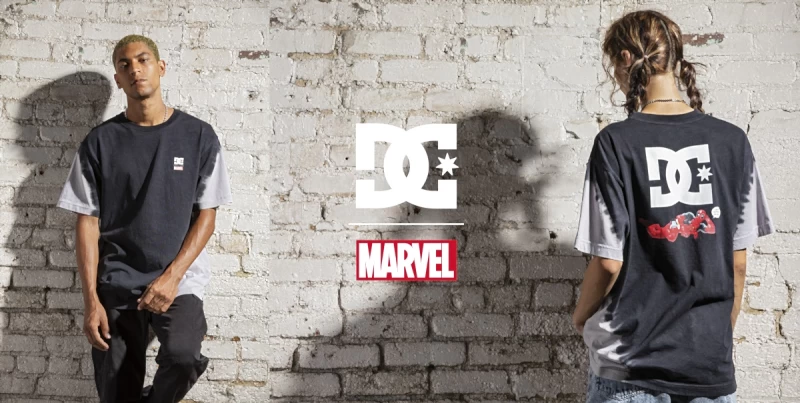 DC SHOES x DEADPOOL 死侍聯名系列，渲染拼色短袖上衣搭配死侍漫畫圖樣，打造復古現代帥氣風貌。官方提供
