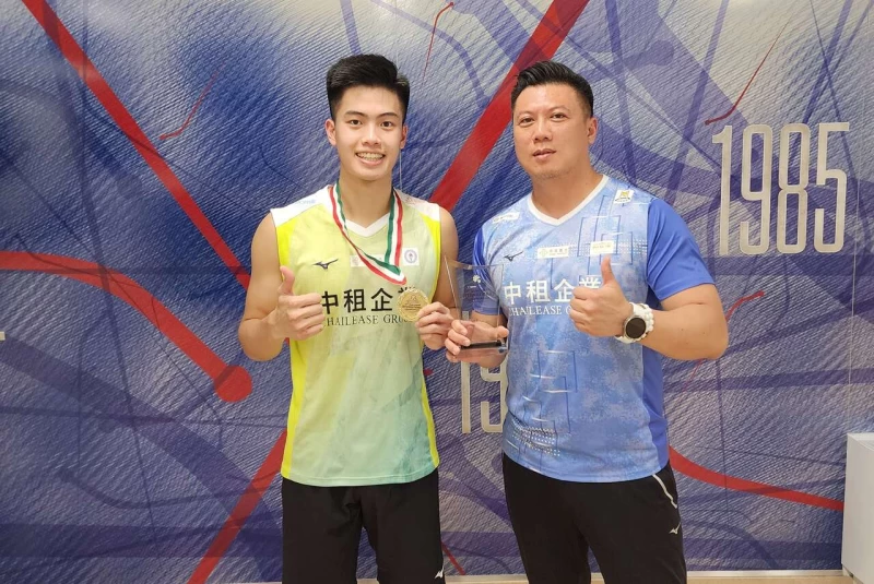 李佳豪(左)奪下首面成人組國際賽金牌,讓中租祕書長李昆穎也相當感動。中租提供