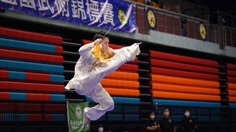 孫家閎騰空飛起。劉翰修攝