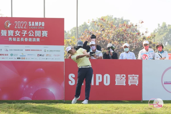 曾雅妮復出首戰首回合80桿,暫並列第54;聲寶集團總裁陳盛沺(後排右2)及TLPGA理事長劉依貞到現場為雅妮加油=. TLPGA提供=/ 葉勇宏攝