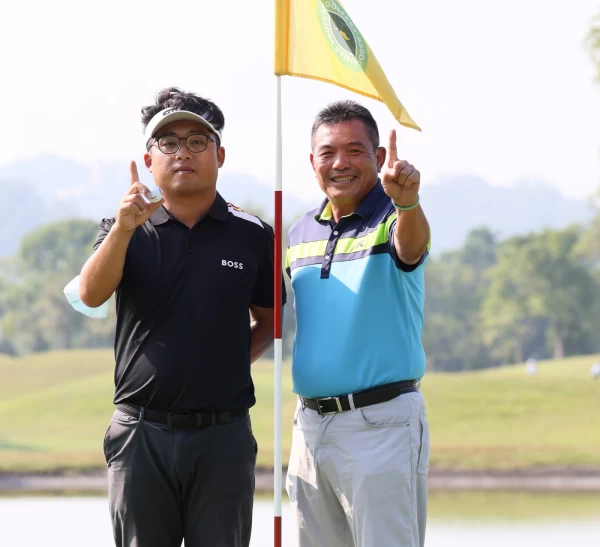 第二回合劉嚴鴻在第12洞一桿進洞與TPGA副理事長楊文來合影。TPGA/林聖凱攝