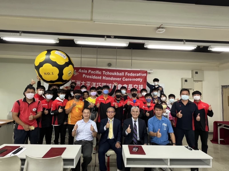 交接貴賓合影 :(左至右)亞太總會會長黃永旺、現任國際會長黃進成、新任亞太總會會長高俊雄、前任國際會長方慎思和巧固球世界盃國手。官方提供