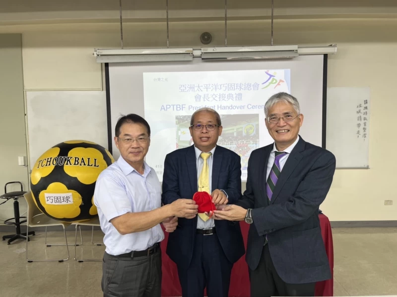 亞太前後任會長交接印信。國際會長親自監交。官方提供