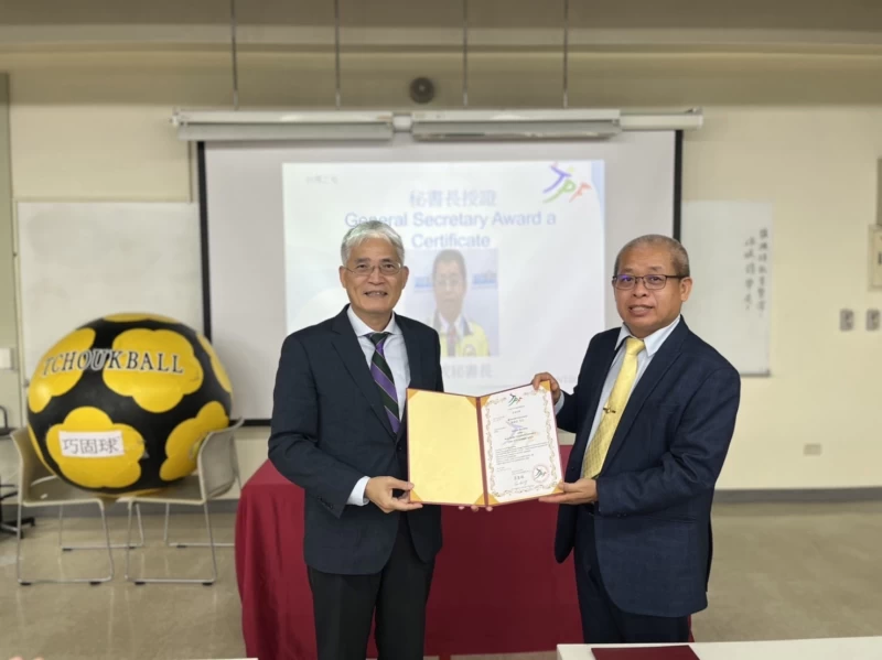 國際巧固球總會會長黃進成頒發聘書給亞太巧固球總會高俊雄,二位國際和亞太會長都是台灣人。官方提供