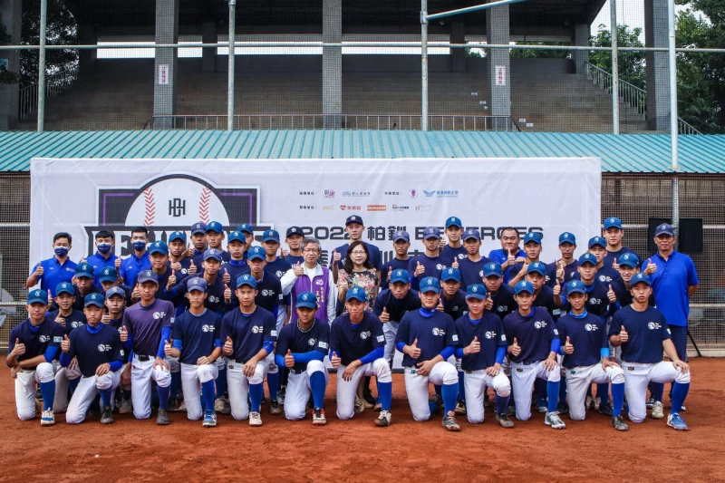 柏釧BE HEROES棒球訓練營校園回饋活動。展逸國際提供