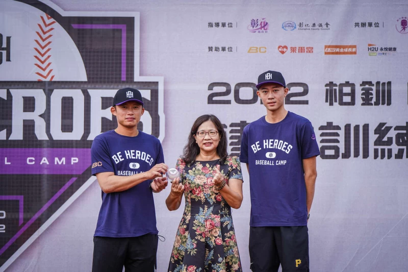 江國豪(左)、彰藝高蔣秉芳校長(中)和張弘稜。展逸國際提供