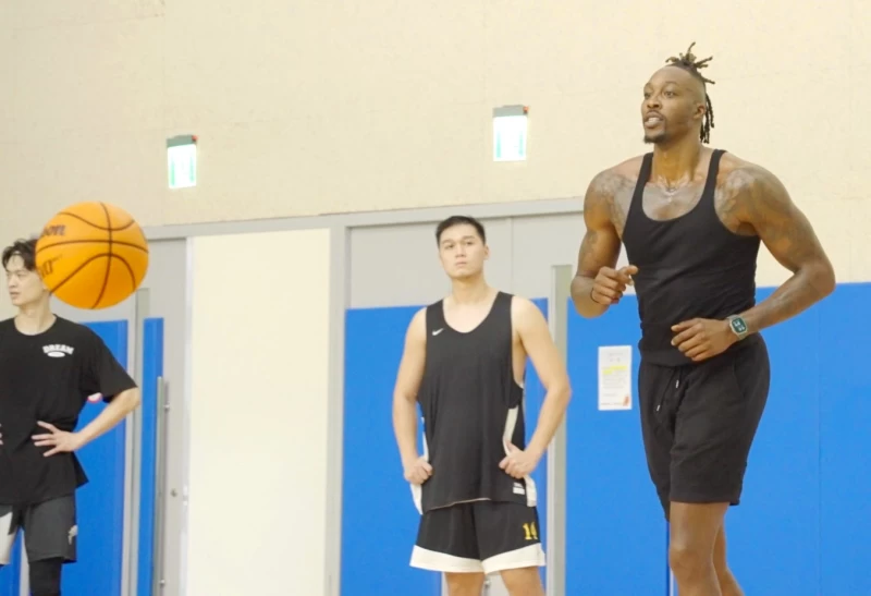 Dwight Howard昨晚深夜抵達台灣,今早立刻投入球隊團體訓練。官方提供