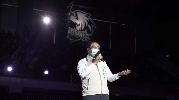 台南市大家長黃偉哲 親臨台鋼獵鷹開幕戰為球隊應援。官方提供