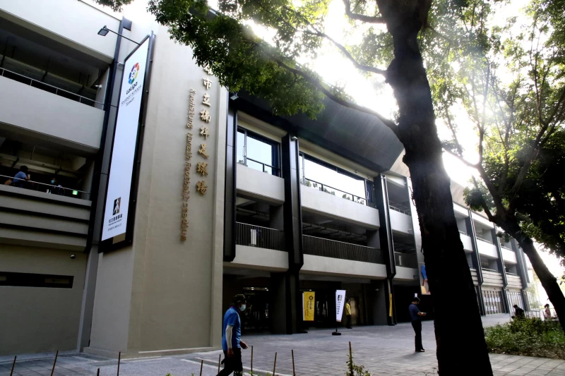 楠梓足球場耗時兩年時間打造成南台灣足球基地，且是高雄市首座足球運動發展中心。高雄運發局提供