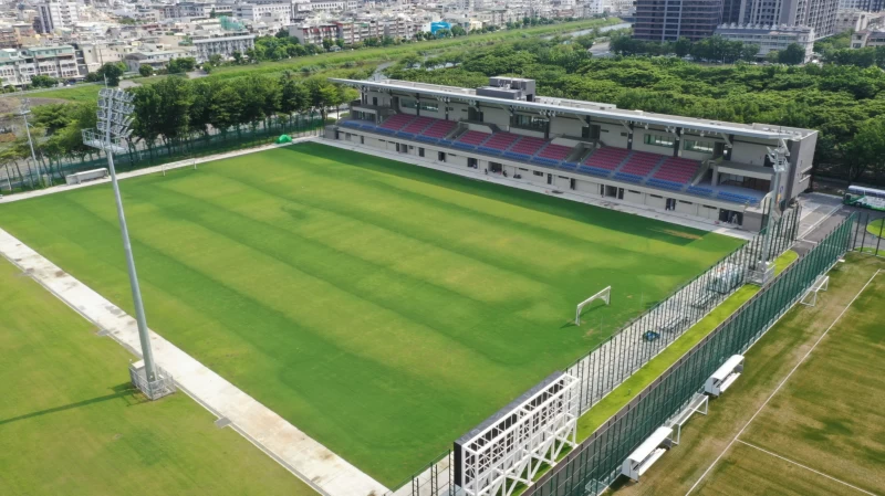 楠梓足球場正式啟用。高雄運發局提供