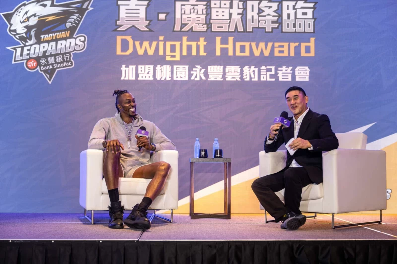 Dwight Howard在記者會上大啖台灣美食。官方提供