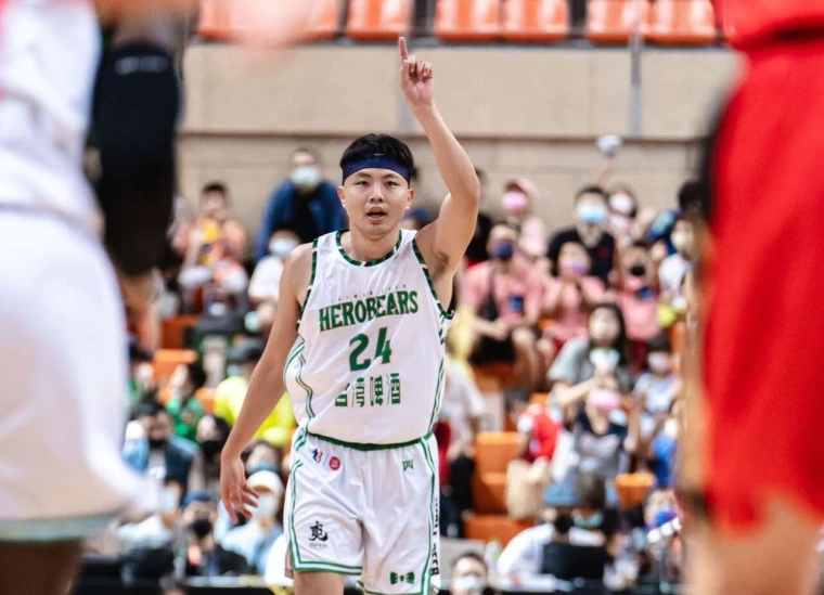 朱億宗扮板凳暴徒飆30分。官方提供