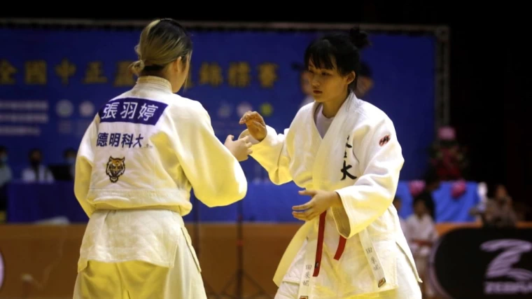 田采妮（右）連4場橫掃對手，適下大女乙組第四級金牌。姚瑞宸攝