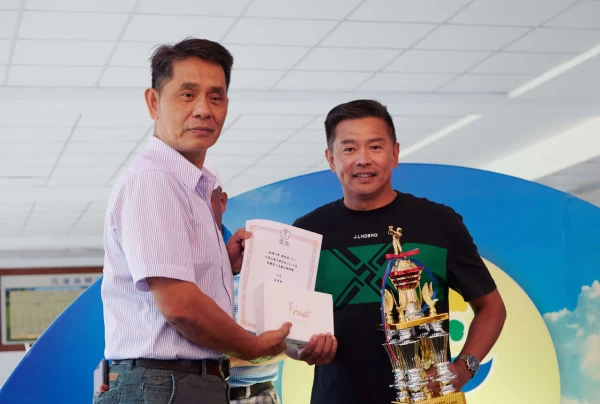 東華大學副校長徐輝明頒發長青組獎項。大會提供