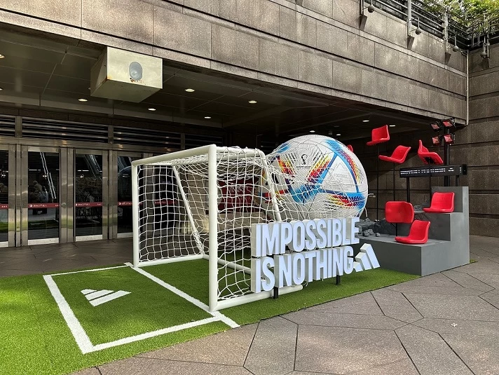 adidas世界盃超級巨球巡迴展正式開跑,這顆超級巨球為今年世足官方指定用球AL RIHLA原型11打造,讓球迷們化身足球員。官方提供